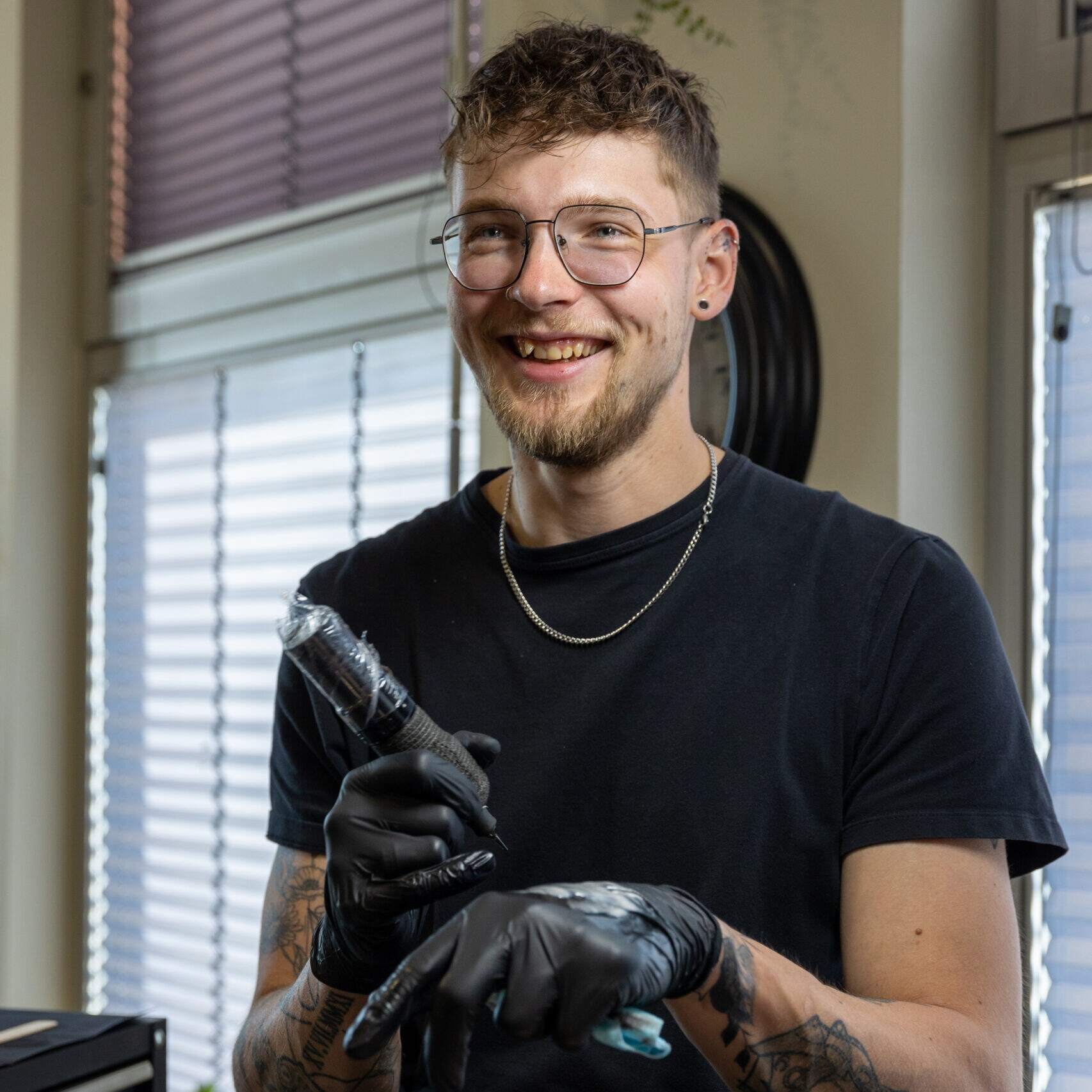 Portret van tattoo-artiest Rowan Huisman